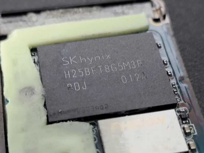 File:Seagate Expansion Card teardown4 SK Hynix’s new 4D NAND.webp